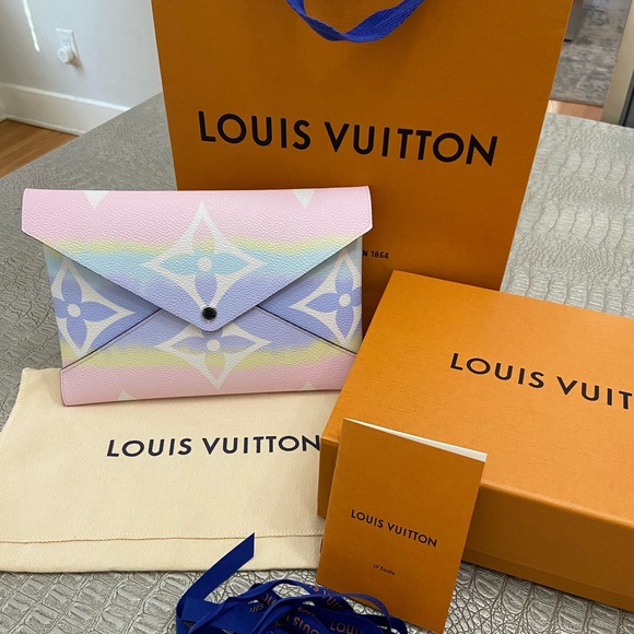Louis Vuitton Handbags - 🦄🛍❣️Kirigami Escale Large